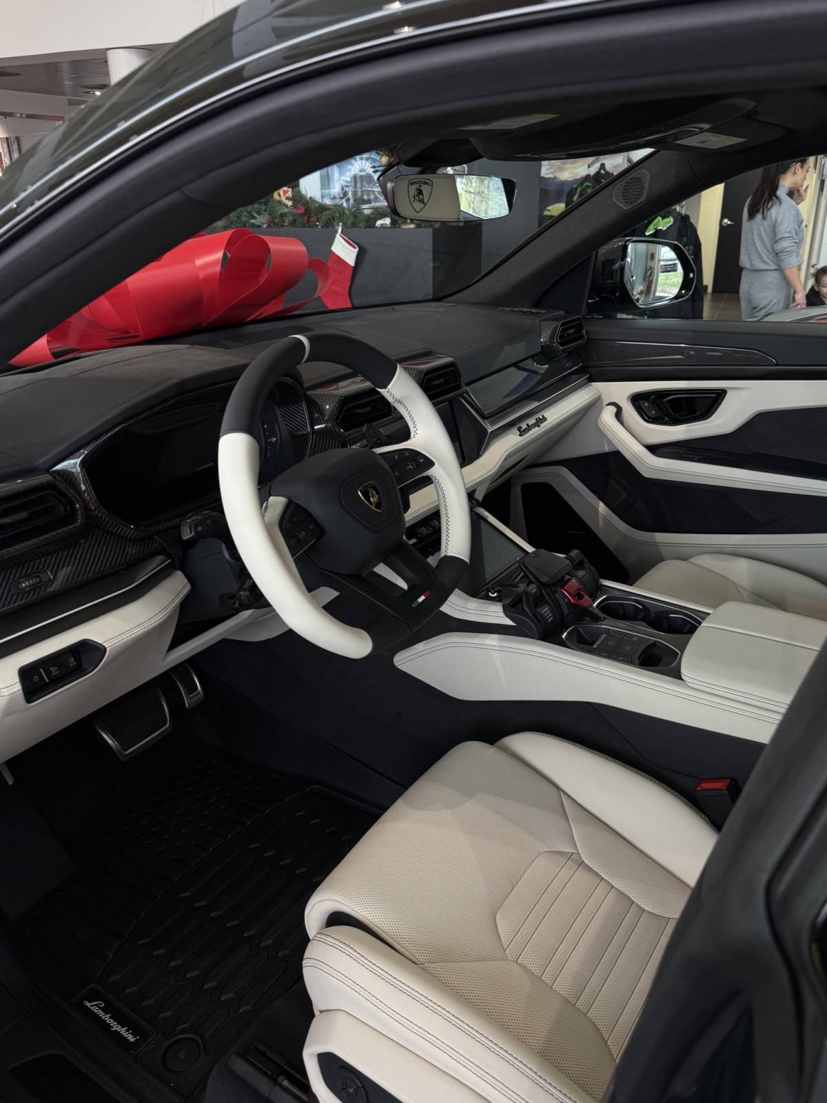 Welcome home

My 2025 Lamborghini Urus SE, custom built
