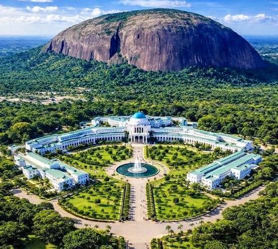 If not for the rock behind most Nigerians won't even know what this place if for .even those wey no...