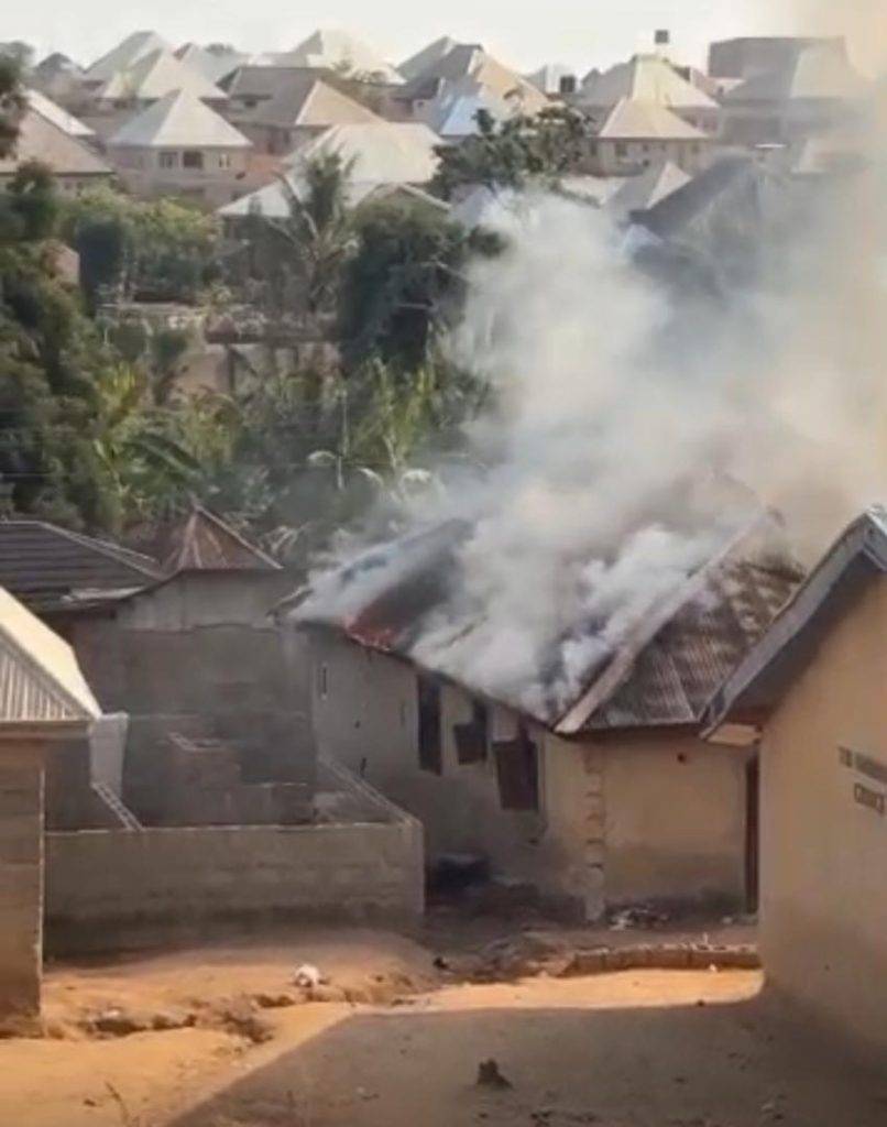 Breaking news...
Scores feared dead as suspected herdsmen sack Mararaba community near Abuja.
#news...