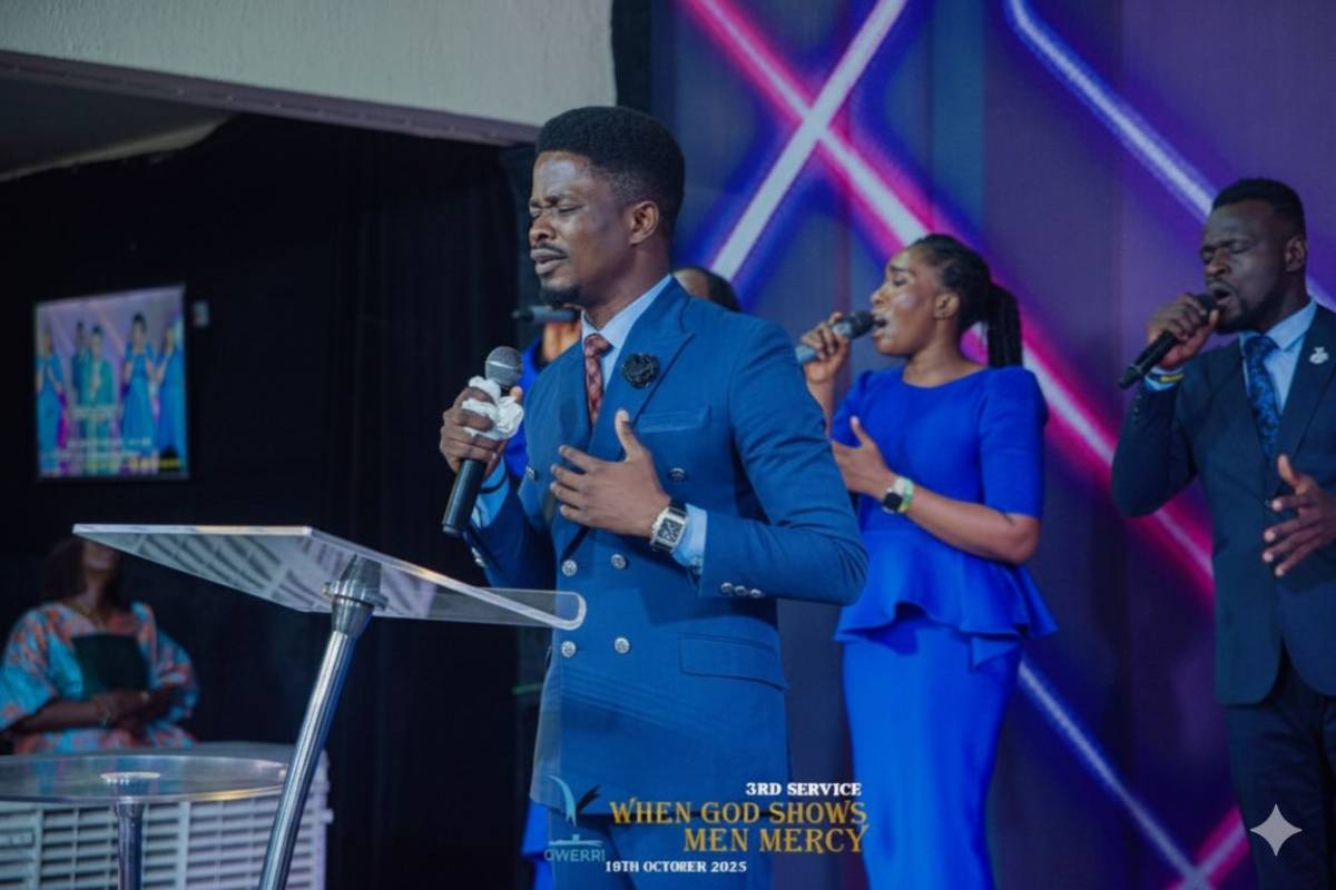 Take the stage Lord
And have your way
Am just a vessel
And nothing more
When you're done
Please ta...