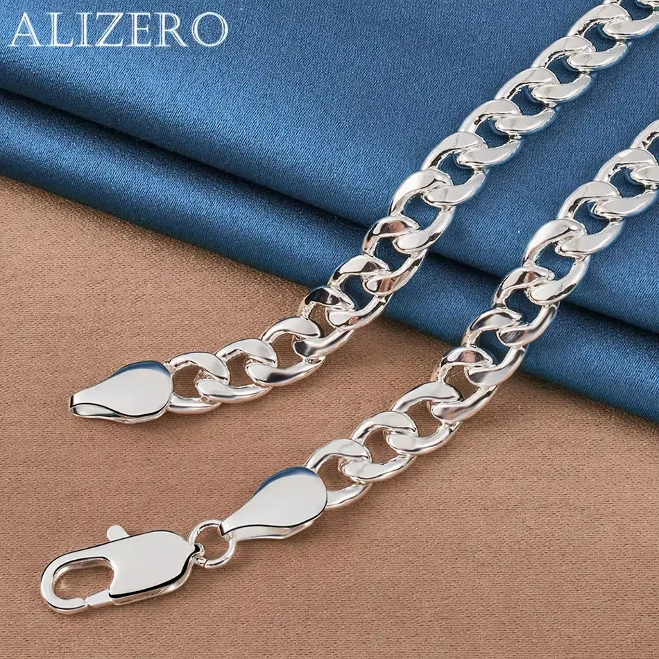 Clean. Bold. Timeless🔗💫
Elevate your look with this classic silver chain-perfect for everyday st...