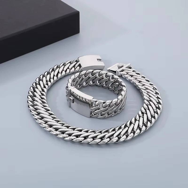 Turn heads with bold, unapologetic style π₯β¨
This 23mm Cuban chain set delivers a powerful streetwe...