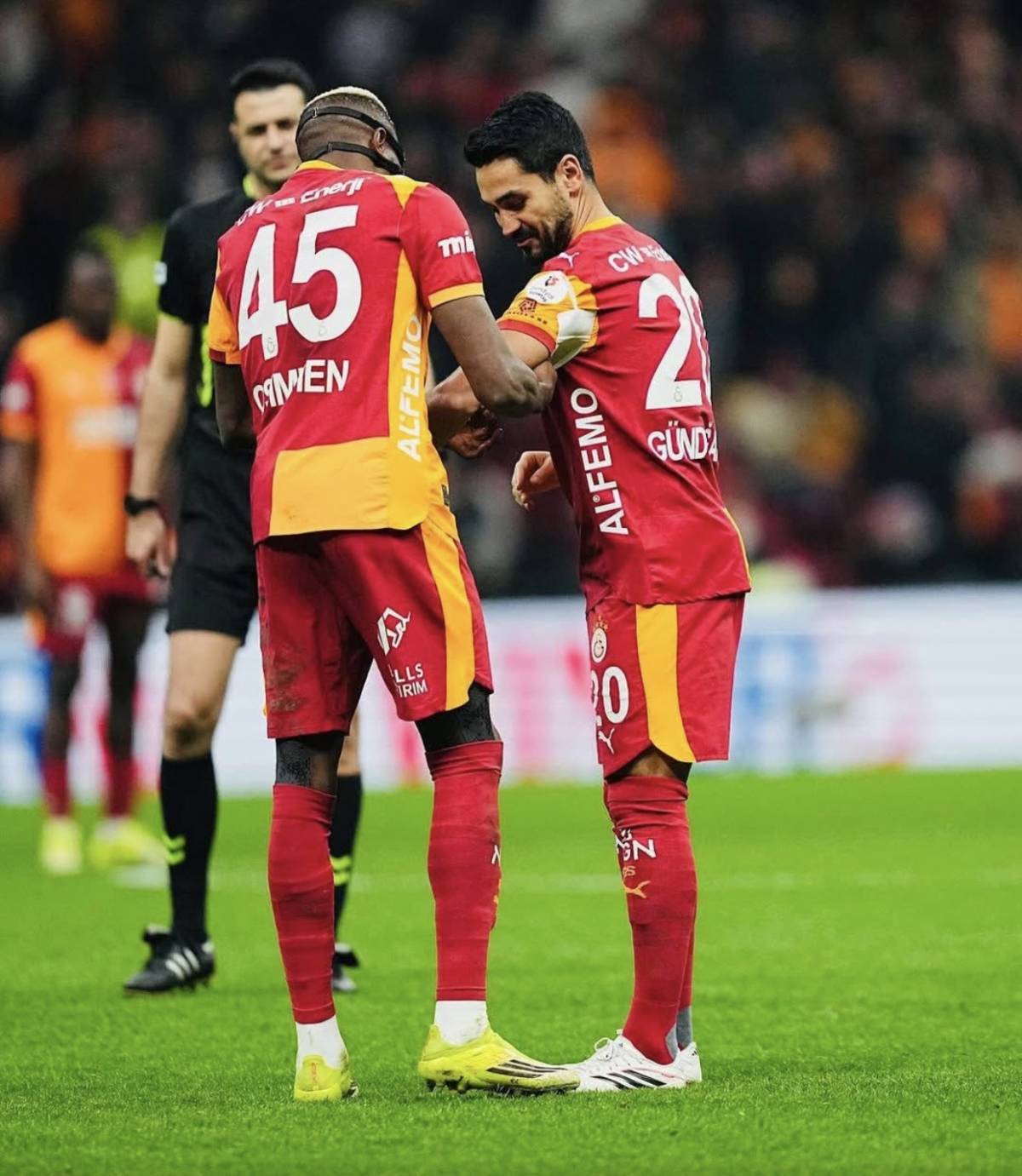 Respectful Gesture from Victor Osimhen in Galatasaray’s 3-1 Victory
In Galatasaray's impressive 3-1...