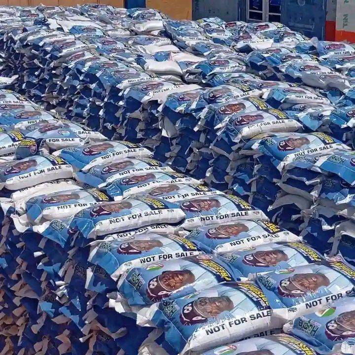 #NAKED TRUTH
Sharing of rice seems to be the only solution that Tinubu's government have for the p...