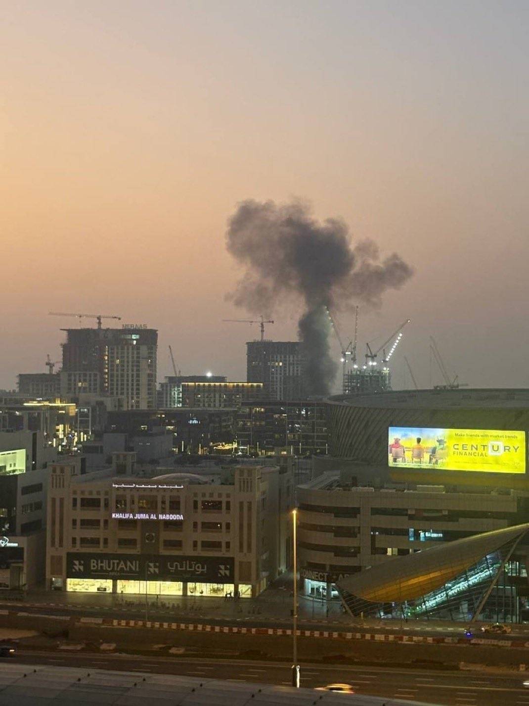 BREAKING:
Smoke rising over Dubai after another Iranian airstrike