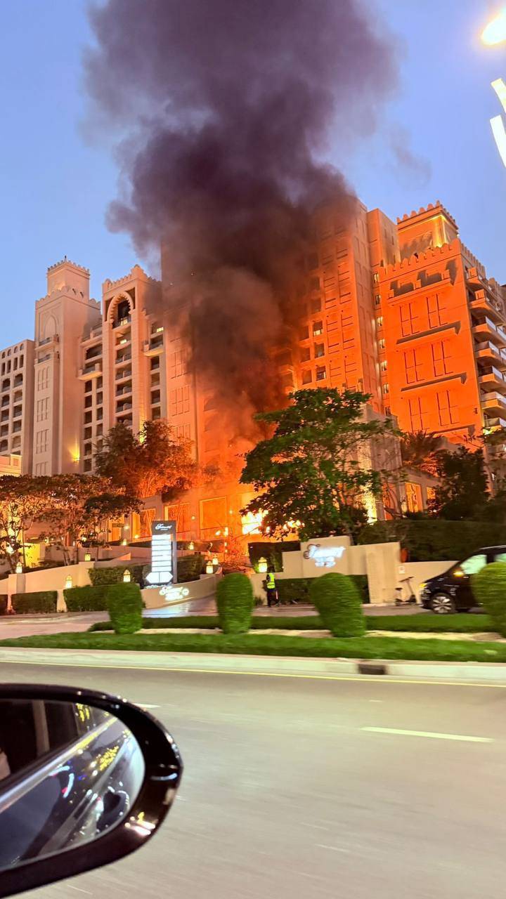 BREAKING:
🇦🇪🇮🇷Debris/shrapnel fell on Fairmont Hotel, in Palm Jumeirah Dubai.