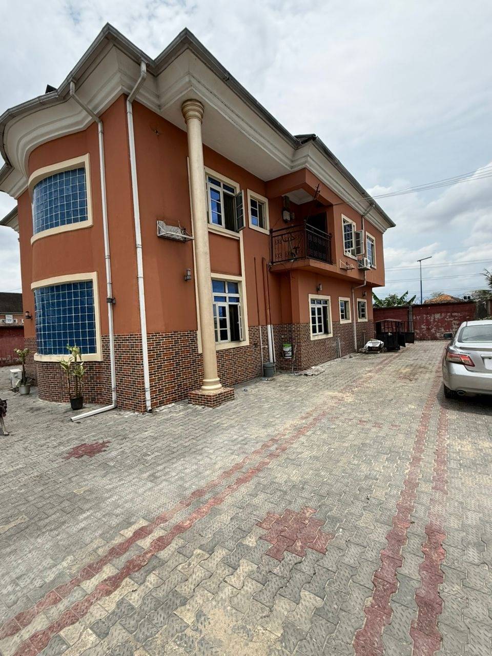 FOR SALE
A 6 bedroom duplex with 2 Living Rooms
Location: Rukpokwu PH
Features:
Very large compound...