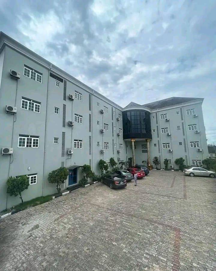 *FUNCTIONAL HOTEL FOR SALE IN GRA*
✅A 45-room hotel sitting on 4 plots of land available for sale...