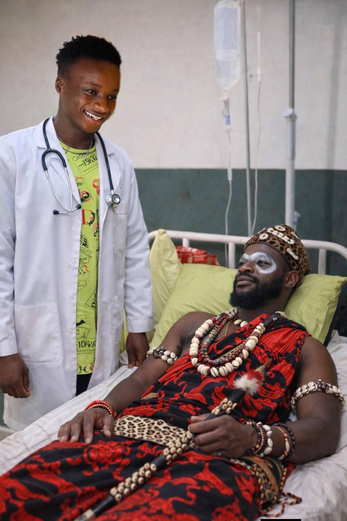 Nah medical doctor save native doctor today, malaria wan kee eyes of the gods ๐จโโ๏ธ๐