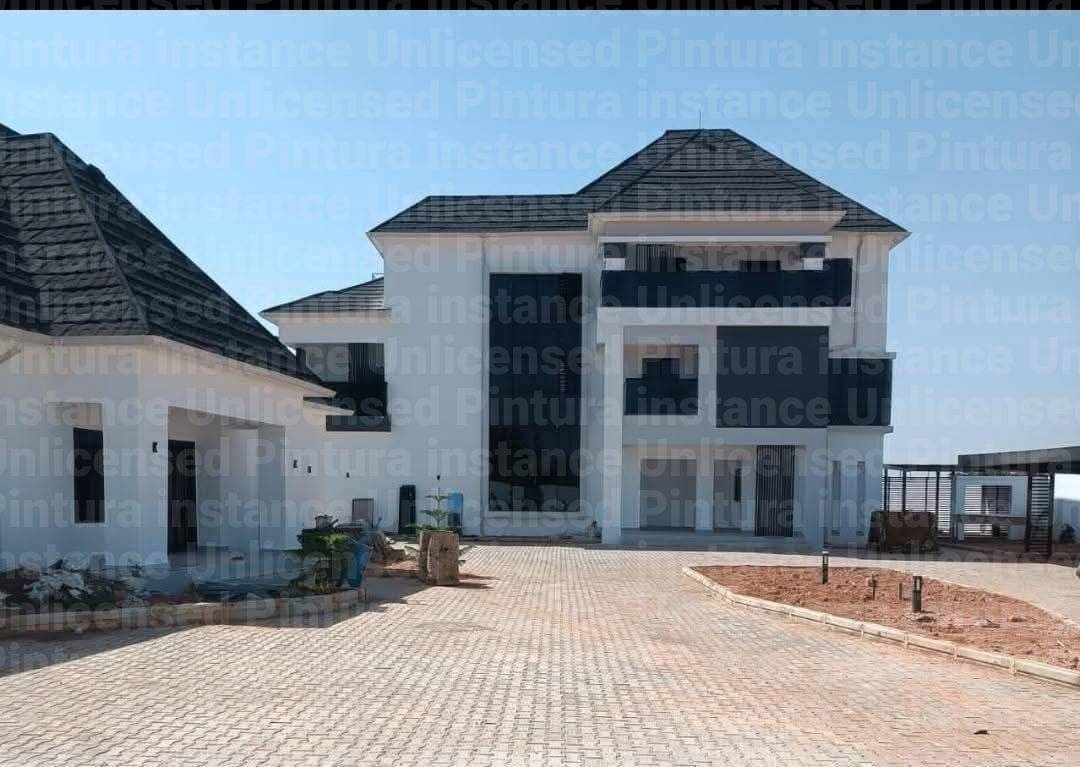 BRAND NEW duplex with ultra modern facilities state of the art top notch finishing
๐ Location: Gura...