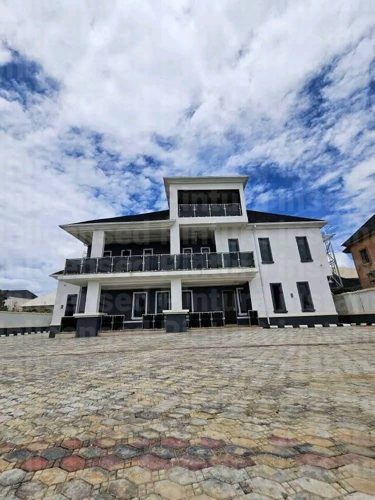 FOR SALE
ELEGANT DUPLEX
DESCRIPTION : This is a 5 bedroom duplex, all rooms are in suits and very sp...
