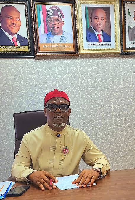 A Senator from Rivers State, Barry Mpigi is dead.
He reportedly died today in London at the age of 6...