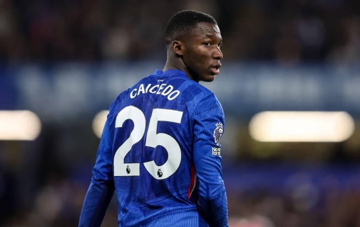 ❗️Moises Caicedo is 2 yellow cards away in the league from a TWO game ban.
He must avoid 2 yellow...