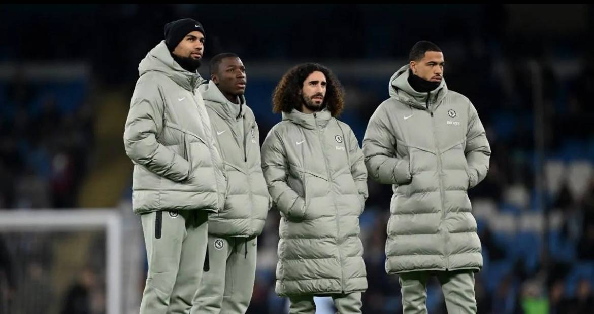 Q) Who do you sit with when you travel for away games?
š£Sanchez:
āI sit by myself at the front of...