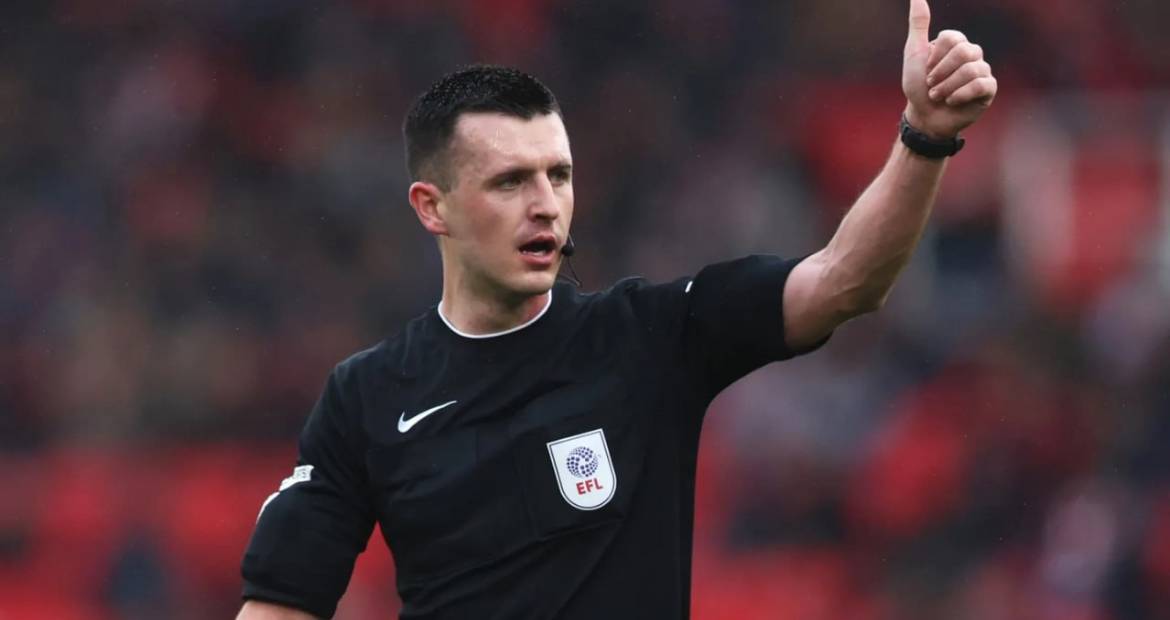 Confirmed: Lewis Smith will take charge of Chelsea's Premier League clash against Burnley.

VAR: Mic...