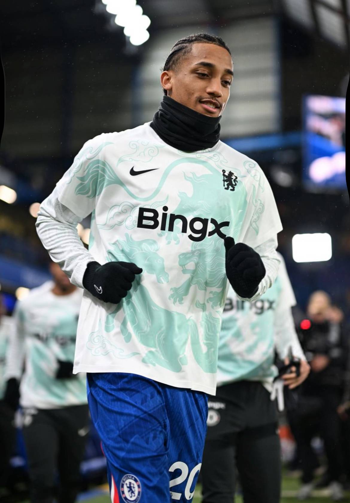 Joao Pedro has scored 10 league goals this season.
4 with is right foot.
3 with his left foot.
3...