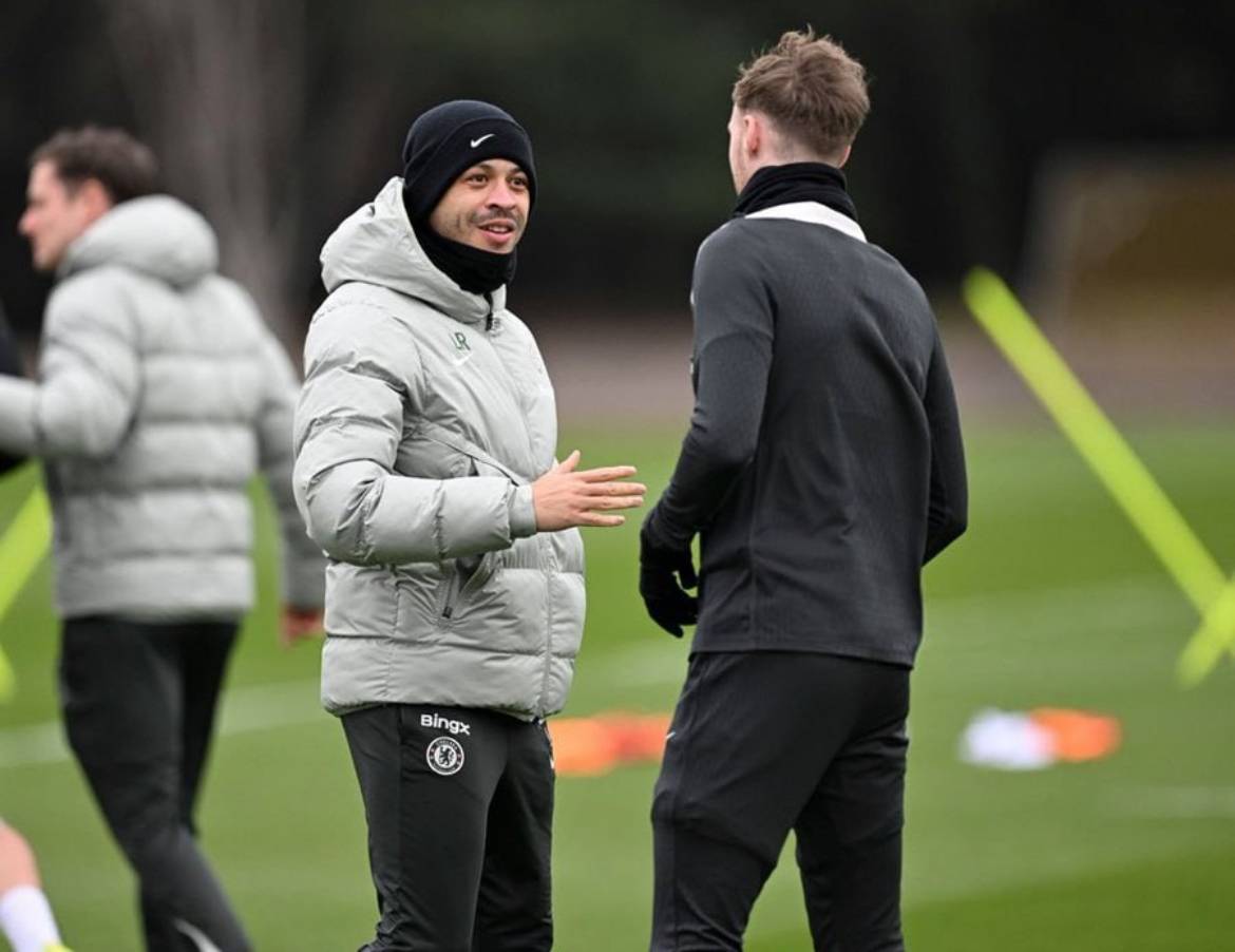 🗣Liam Rosenior:
"I'm still in the hotel. I'll probably be there until the end of the season. I don'...
