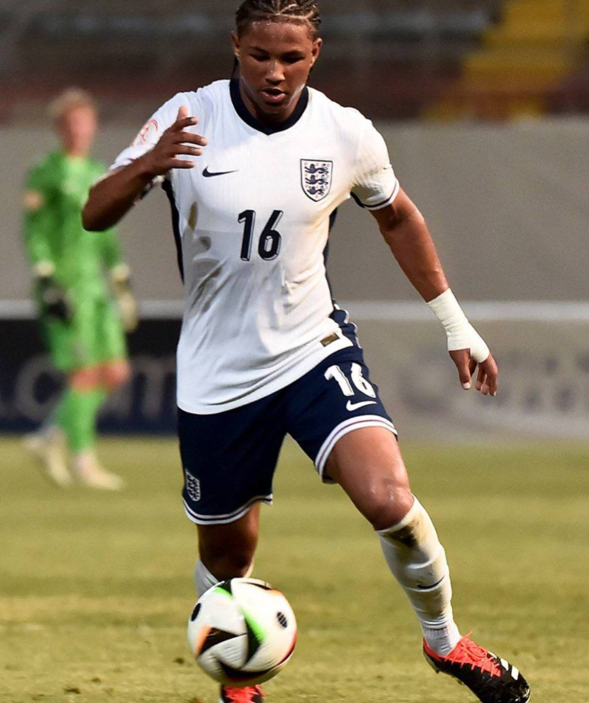 ๐จ๐๏ธ Chelsea, Arsenal, Man United are poised for a battle to sign England Under-19 centre-back Samu...