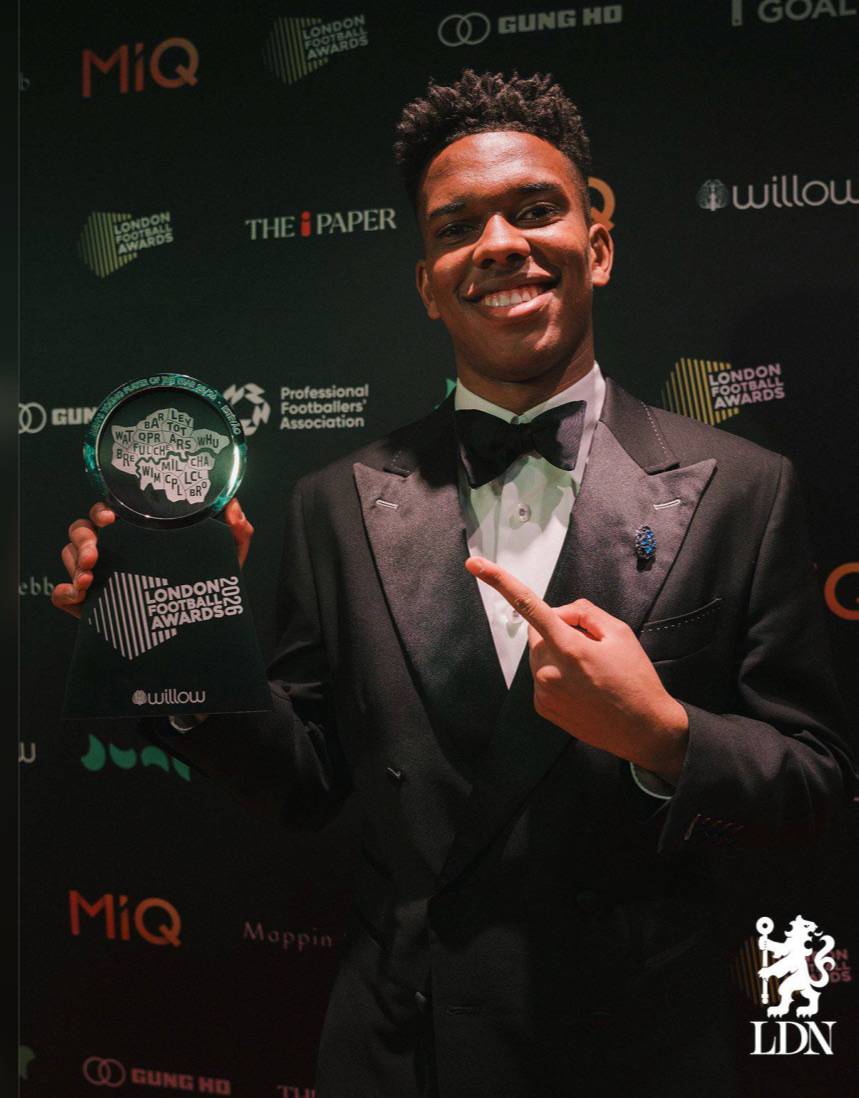 Estevao is awarded the LFA's Men's Young Player of the Year. ๐๐
#CFC | #Chelsea
๐ฒ @CFC_Chelsea...