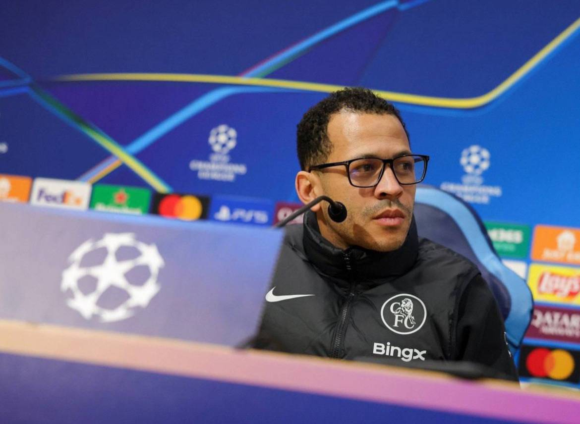 🗣️ Liam Rosenior: 

"No, of course not [giving clues over who will start in goal vs PSG]. With this...