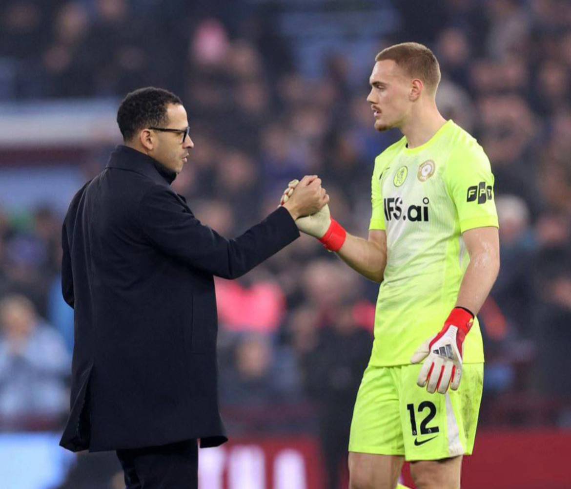 🗣️ Jamie Carragher: 

“They [Chelsea] can't go any further until they sort the goalkeeping position...