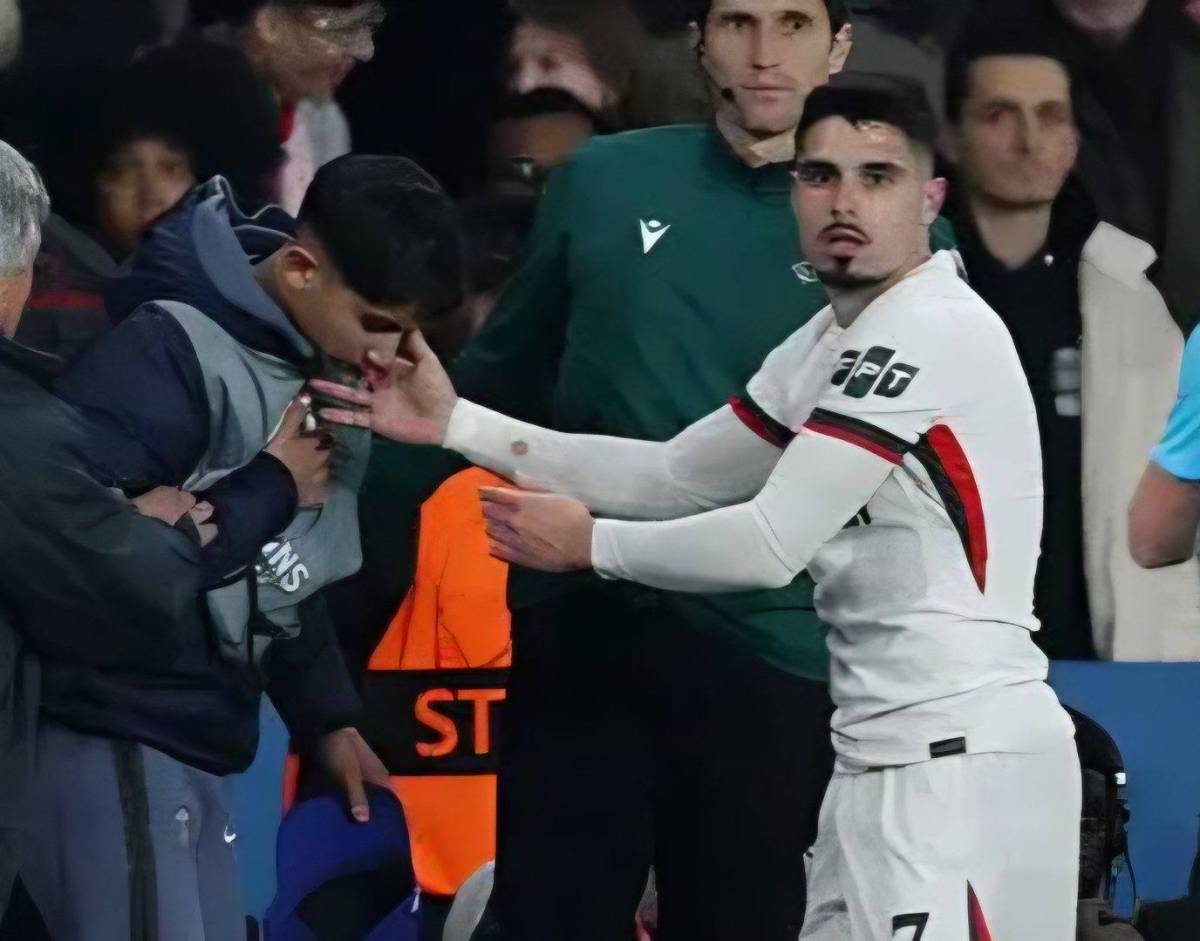 🗣️ Liam Rosenior on Neto pushing ball boy:
"I've seen the incident back. It doesn't look good. I un...