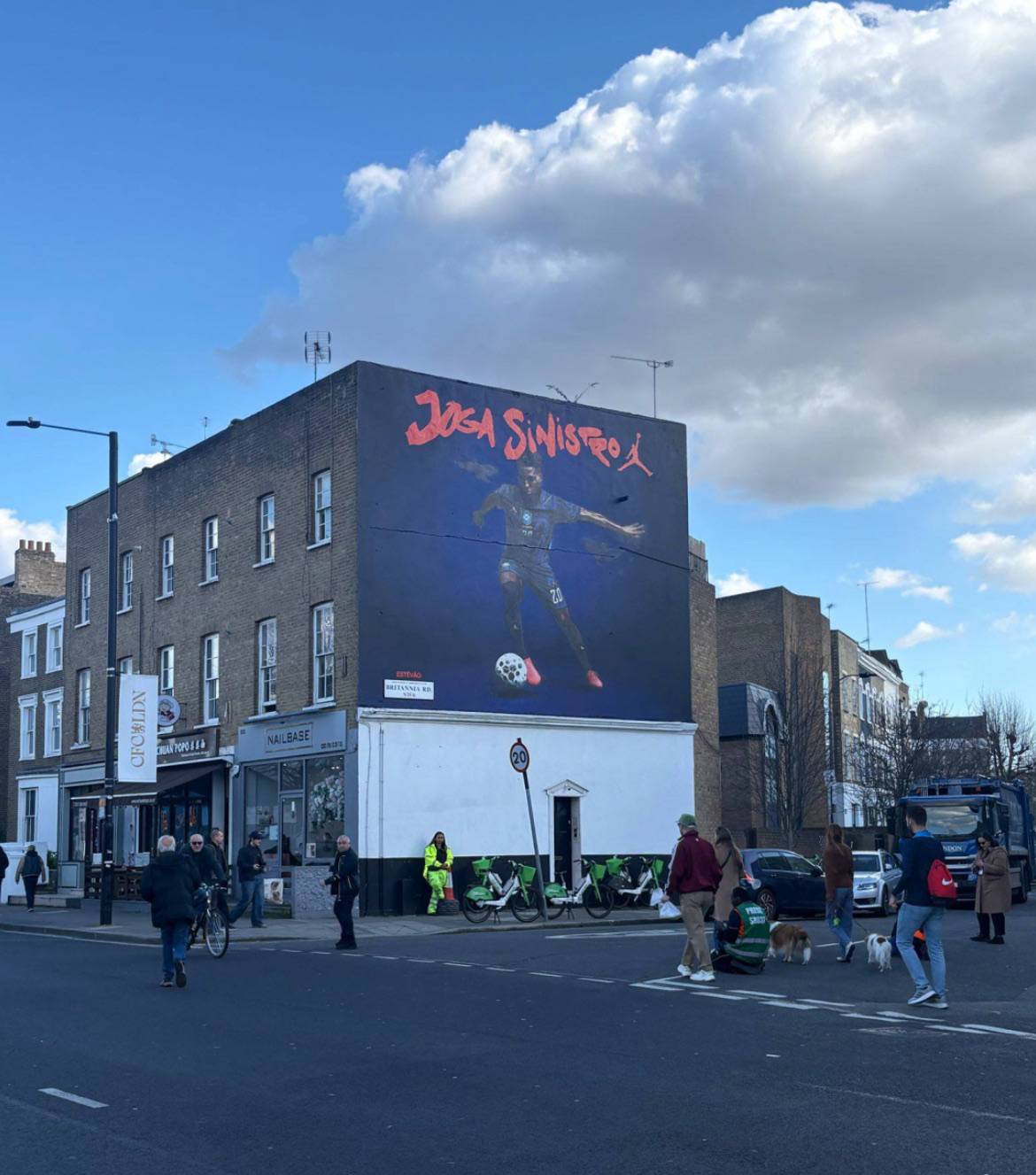 ๐จ ๐ง๐ท New Estevao artwork outside Stamford Bridge.
๐ Kieran Gill - Daily Mail
#CFC | #Chelsea...