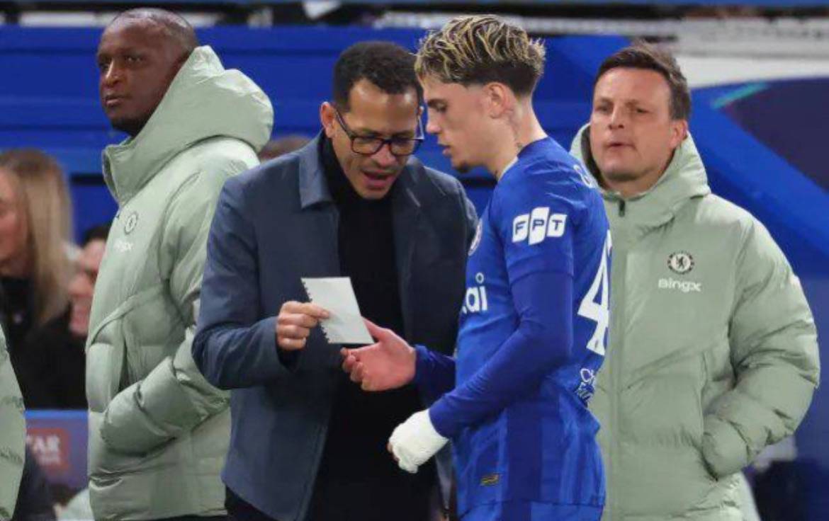 🗣️ Liam Rosenior on people mocking him passing the note to Garnacho:
"It doesn't affect me. I'm not...