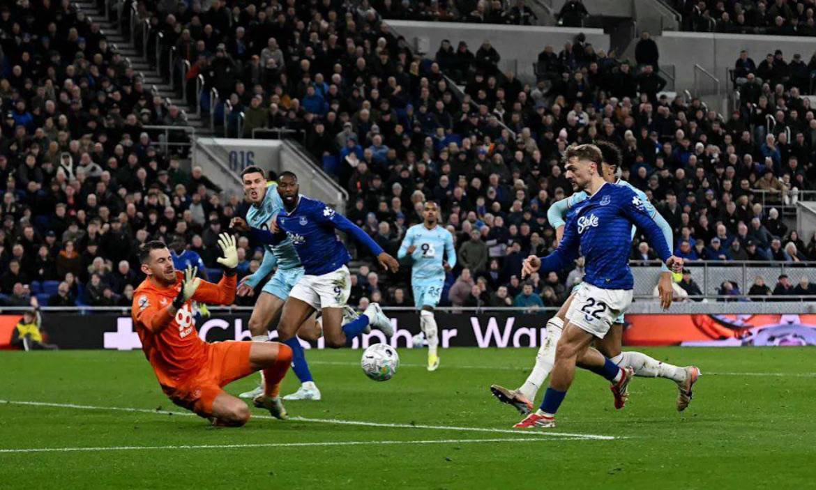 🗣️ Liam Rosenior on Jorrel Hato:
"I've been so impressed with his temperament, his physicality, tec...