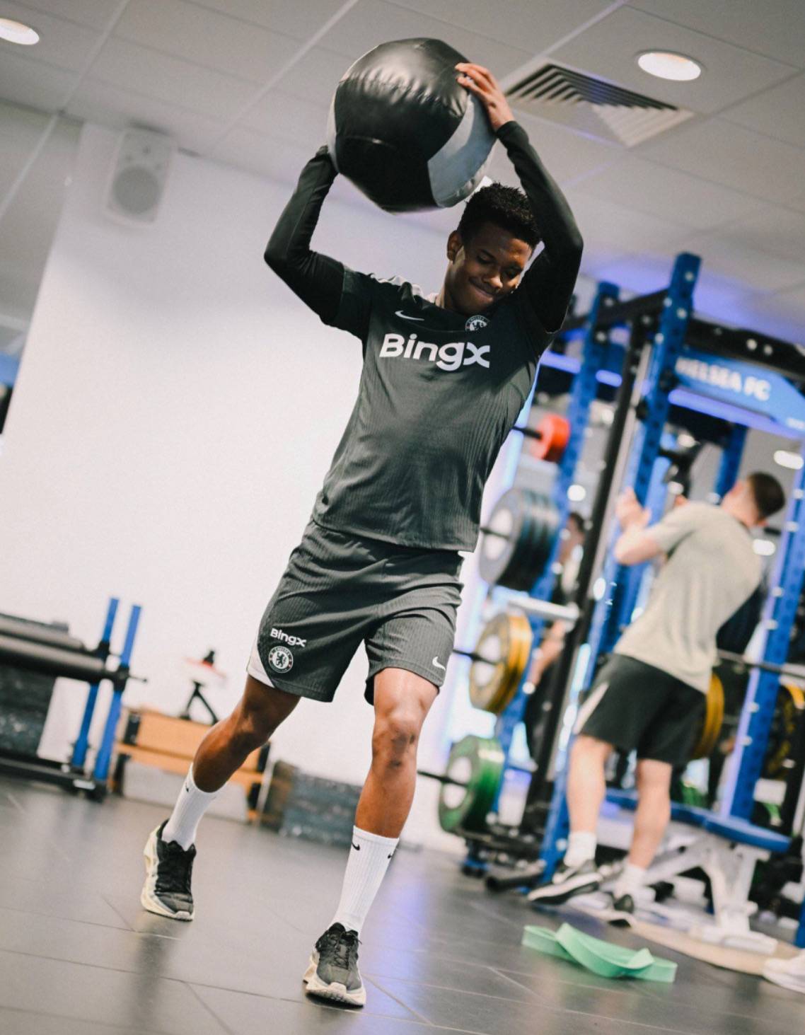 Cobham calling. 📞

#CFC | #Chelsea 

📲 @CFC_ChelseaFC