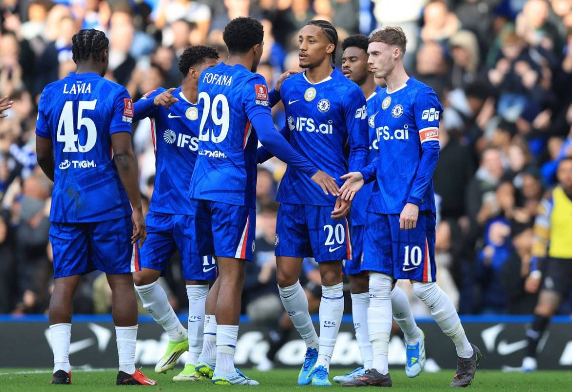 ๐ฃ Liam Rosenior:
"If you watch the game today with Cole or with Joao, they're tracking back, they'...