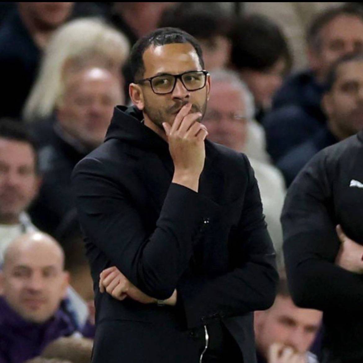 🗣 Glenn Hoddle:

 "They’re in a really sticky position. For me, for Liam [Rosenior] to stay in that...
