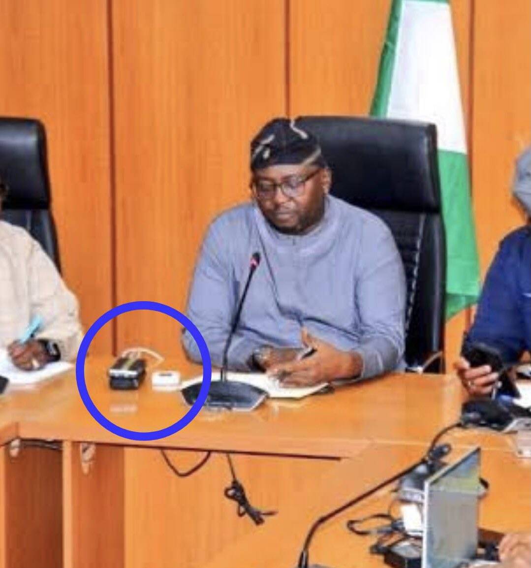 Minister of power dey use power bank Keh ๐ญ๐