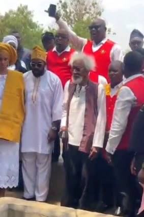 The Moment Wole Soyinka Led Members Of The Pyrates Confraternity Men To Honour Late Biodun Jeyifo (V...