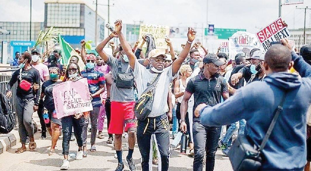 Angry youths block Akure-Owo Expressway, protest killing in Ondo community.

Hundreds of youths from...