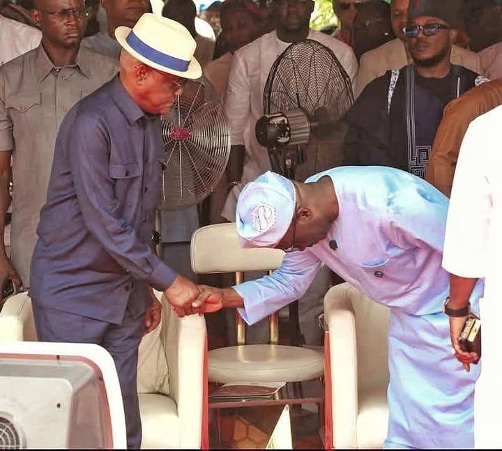 This picture of Edo state governor greeting FCT minister Wike has got Nigerians talking.