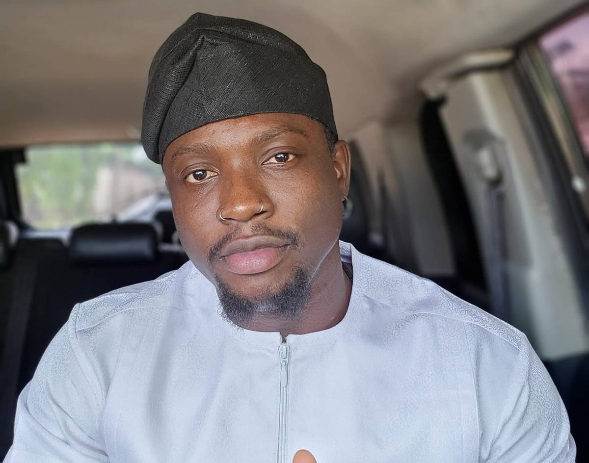 Influencer Verydarkman visits Fela's grave to show respect, slaughteres ram as sacrifice to the lege...