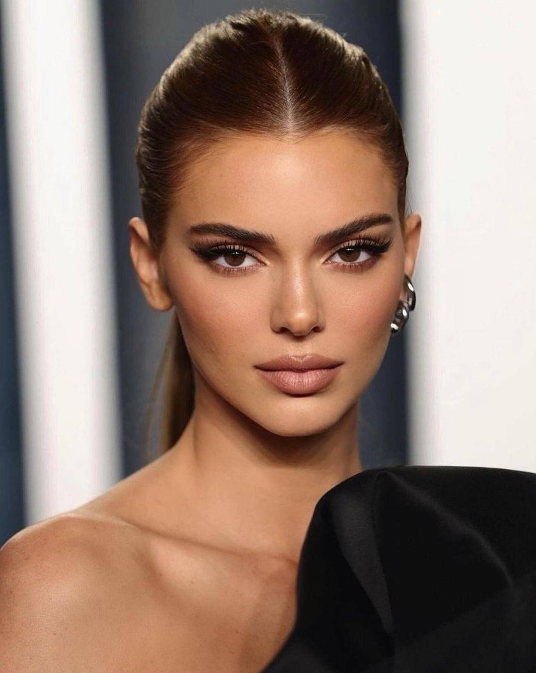 The 10 Most Followed Accounts on Snapchat.
Kylie Jenner — 33.1 Million
Kim Kardashian — 25.9 Milli...