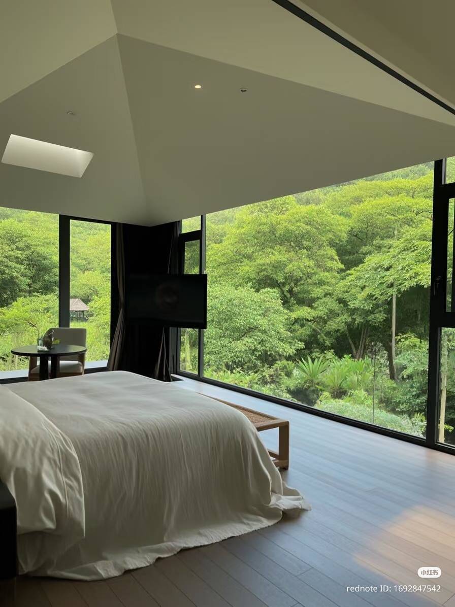 Nature, natural light and soace..if the combination does not give beauty it's because we think beaut...
