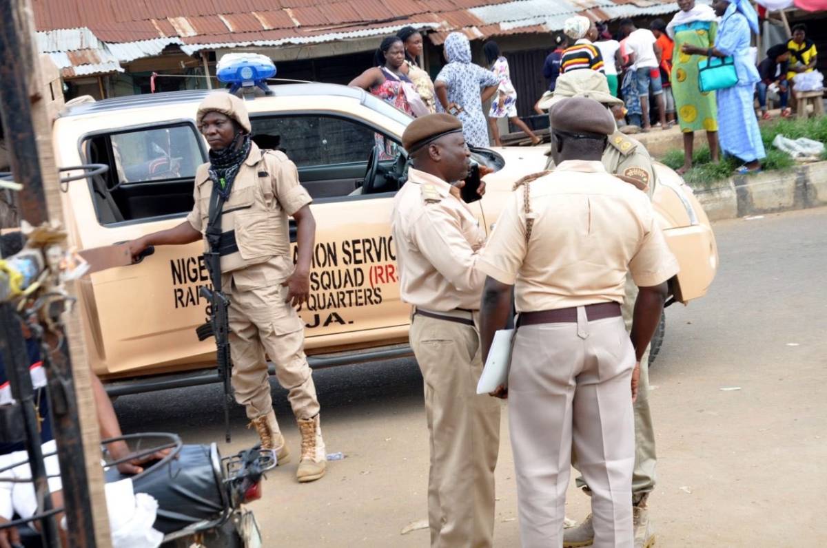 The Nigeria Immigration Service has intercepted a suspected human trafficker and rescued six young w...