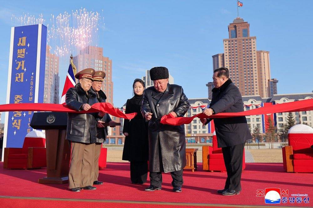 JUST IN: ๐ฐ๐ต Kim Jong Un opens new housing in Pyongyang, built for families of fallen soldiers.