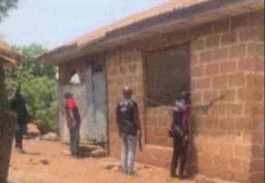 This one wey police surround my house, be like dem wan come dey guide me🤔