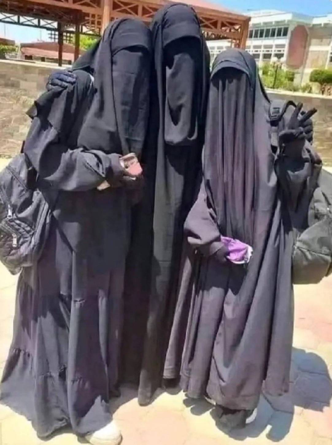 Why even take a photo when you dress like this? I genuinely don’t get it. You’re not even there.