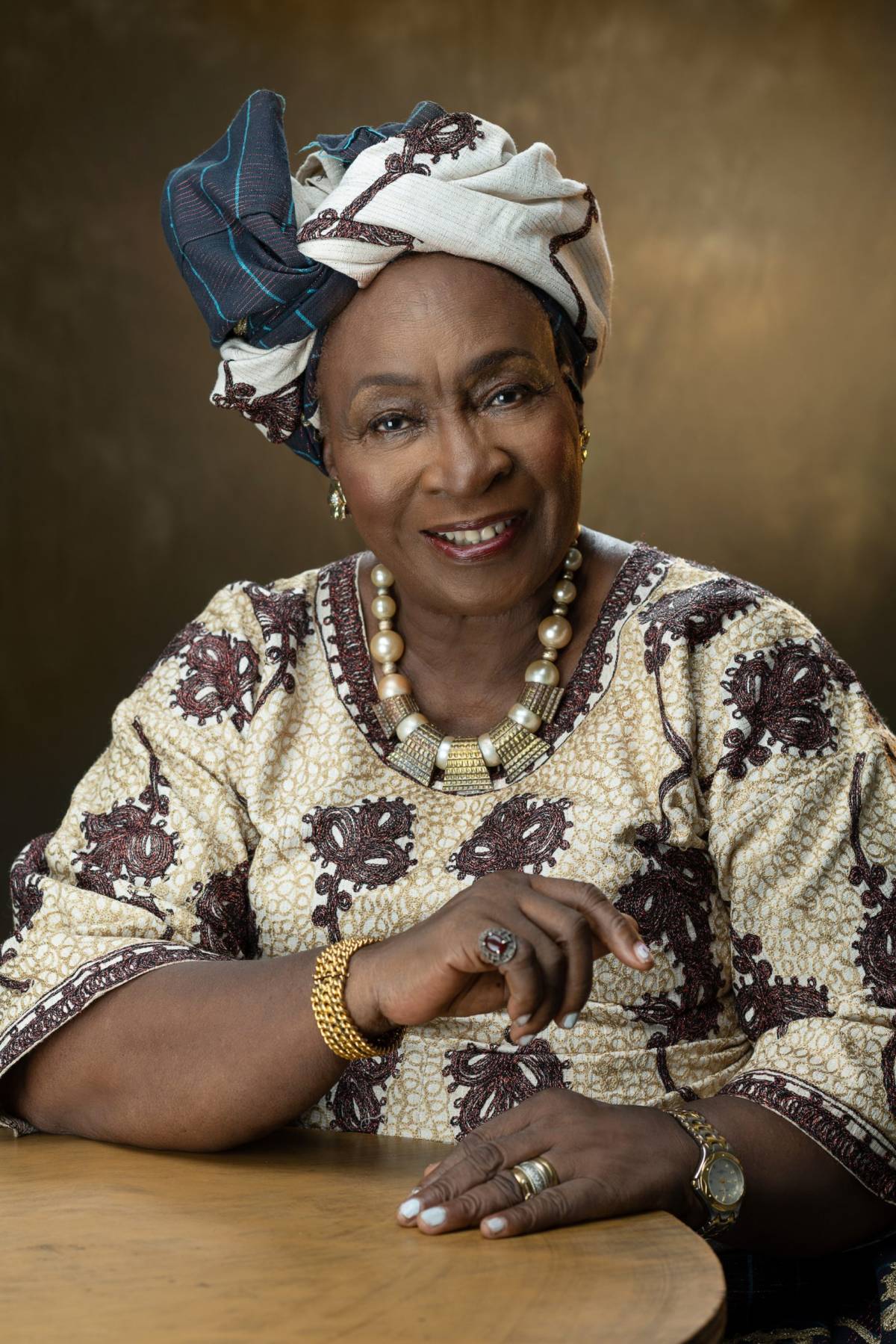 The Woman Who Reclaimed the Wrapper
April 16, 1960. While politicians were debating constitutions...