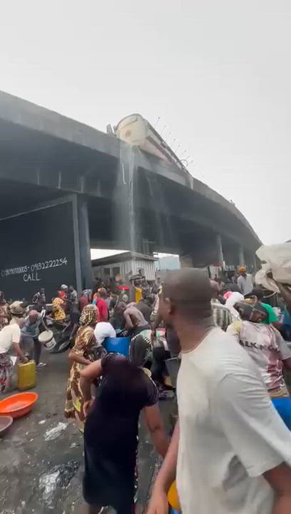 Tanker of fuel fell out from Bridge 🌉 in Lagos state.