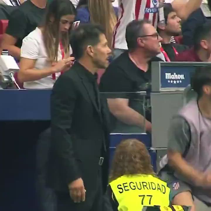 Simeone couldn't believe his eyes seeing that Lookman's goal. 🤣🔥