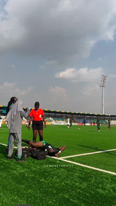 Nigeria 🇳🇬 Falconets striker Janet Akekoromowei was forced off against Senegal 🇸🇳 after sustaining a...