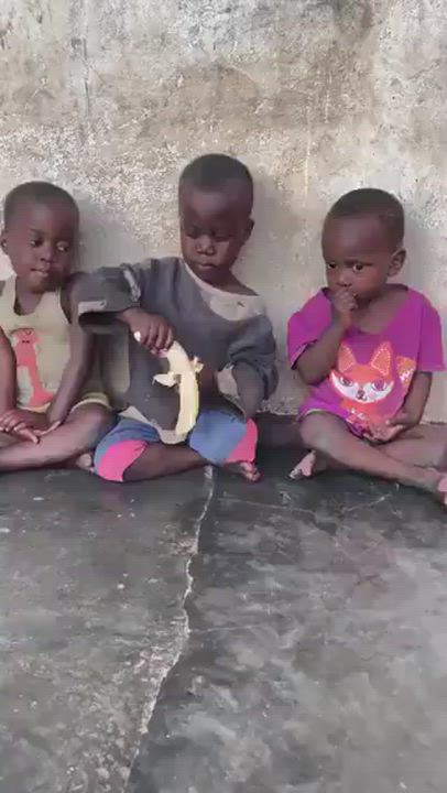 If na like this our politicians be no one go be poor. But no dem go collect and chop am alone.
#Lek...