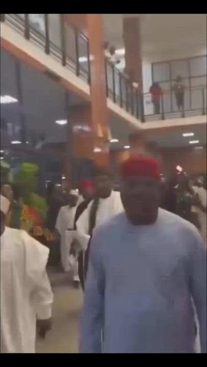 BREAKING: Minority reps waka comot from House of Representatives (Nigeria) chanting “APC ole!” 😭
N...