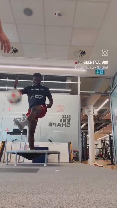 Victor Boniface resumes light training on the pitch as he recovers from his injury. ♥️